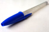 caneta bic azul com buraco na tampa