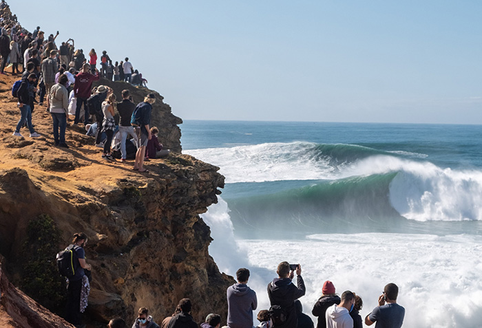 onda-nazare-com-publico-assistindo-foto