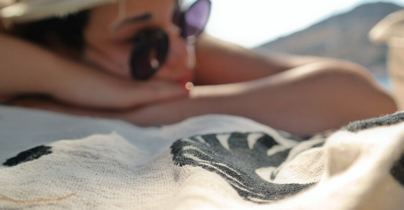 mulher dormindo na praia