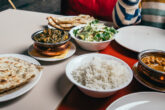 mesa com comida indiana