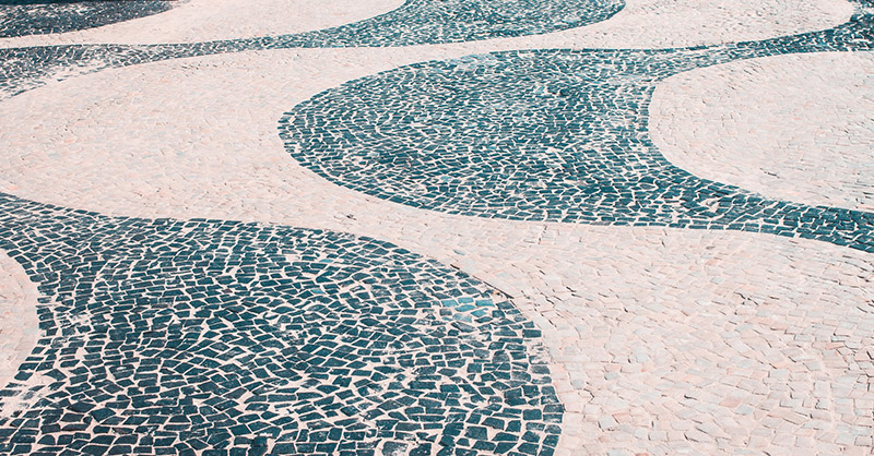 Pedra portuguesa no calçadão de Copacabana