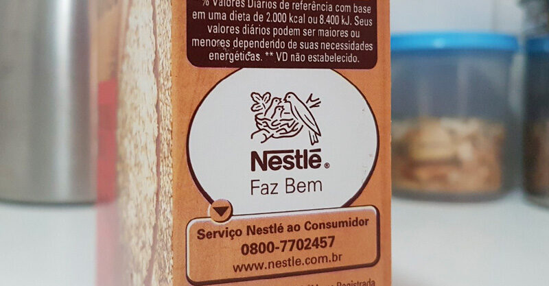 Caixa com logotipo da Nestlé