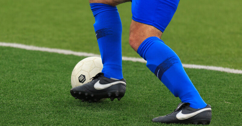 jogador de futebol com uniforme azul