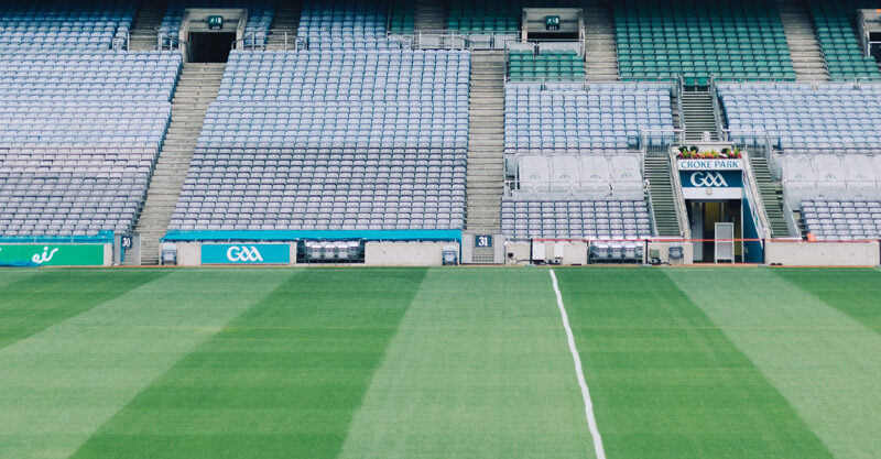 Campo de futebol com gramado listrado