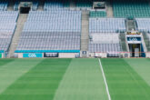 Campo de futebol com gramado listrado