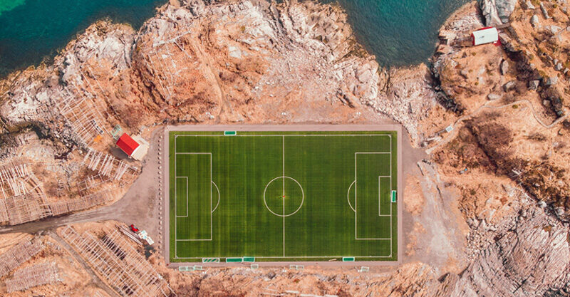 Campo de futebol de Henningsvaer na Noruega em cima da rocha