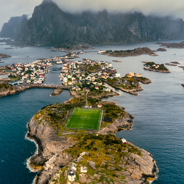 Campo de futebol na ilha de Henningsvaer na Noruega