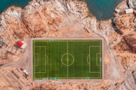 Campo de futebol de Henningsvaer na Noruega em cima da rocha