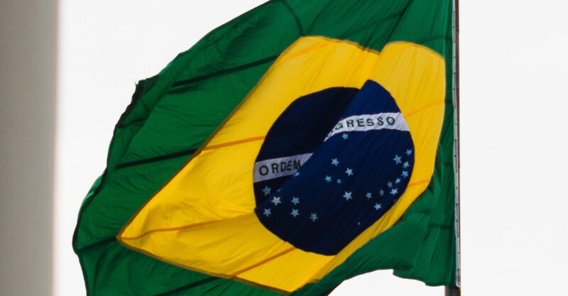 Bandeira do Brasil hasteada