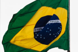 Bandeira do Brasil hasteada