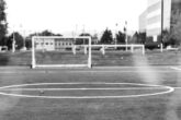 Campo de futebol em preto e branco para simbolizar a primeira copa do mundo de futebol da FIFA.
