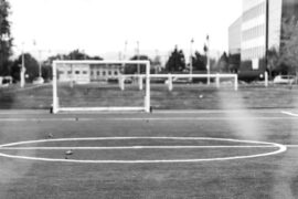 Campo de futebol em preto e branco para simbolizar a primeira copa do mundo de futebol da FIFA.