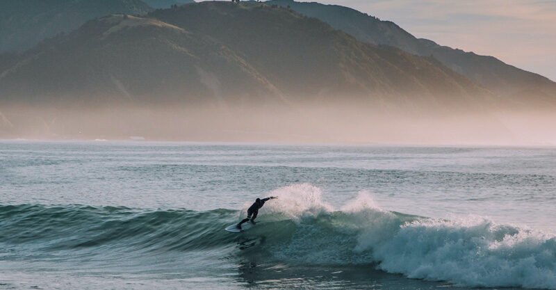surfista na água pegando onda