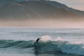 surfista na água pegando onda
