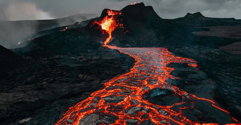 magma que vira lava após ser expelido pelo vulcão