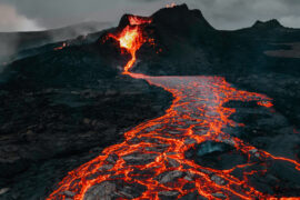 magma que vira lava após ser expelido pelo vulcão