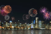 Comemoração do ano novo com fogos de artifício no céu noturno da cidade
