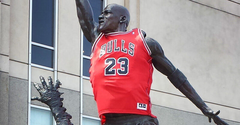 Estátua de Michael Jordan vestindo a camisa do Chicago Bulls