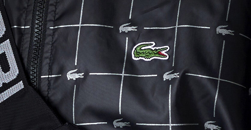 Roupa da Lacoste com o logotipo do crocodilo