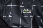 Roupa da Lacoste com o logotipo do crocodilo